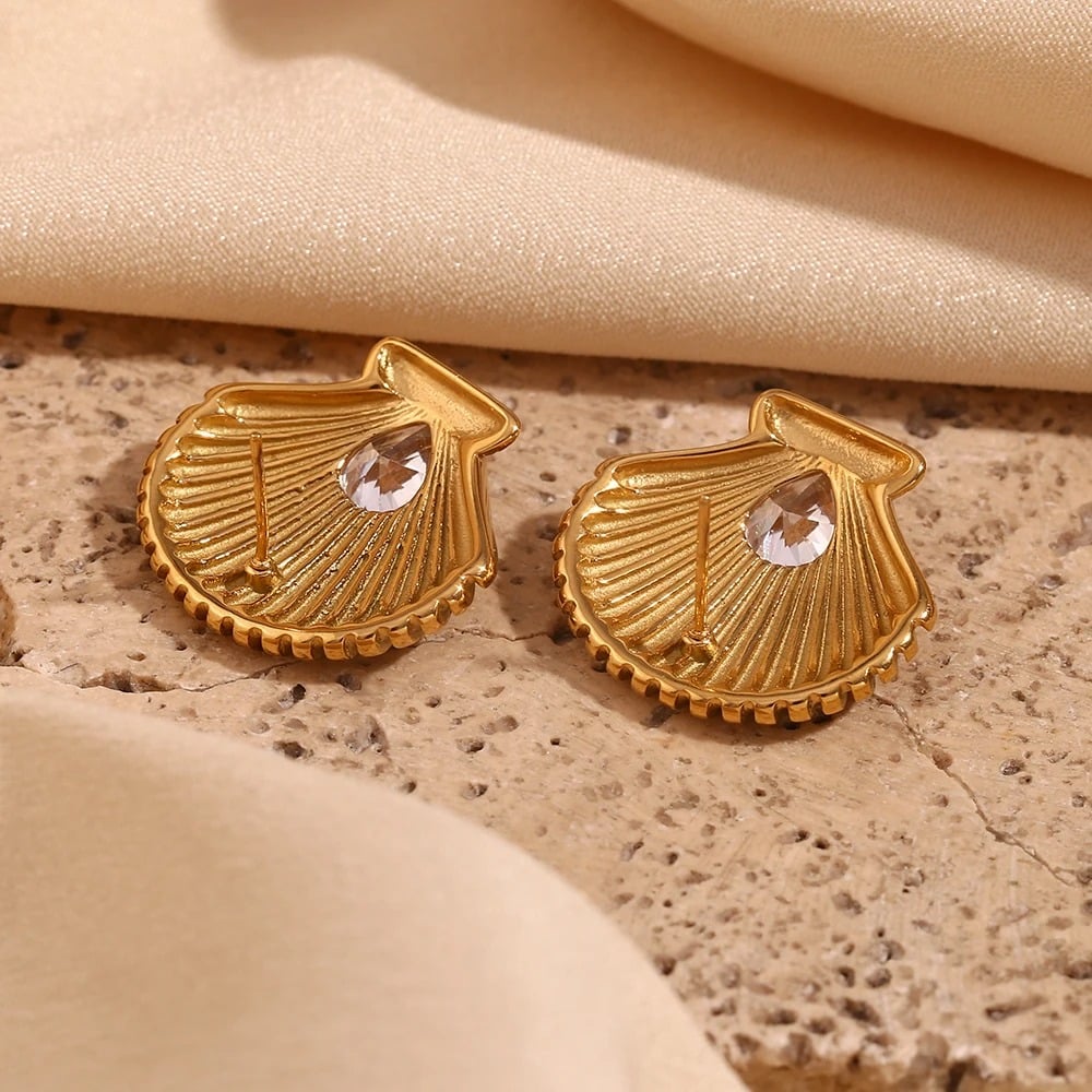 Connie earrings, gold-colored, with cubic zirconia, in the shape of a seashell, made of 18K gold-plated stainless steel
