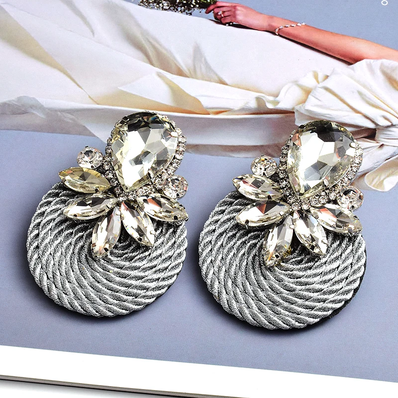 Cercei Mays, rotunzi, argintii, decorati cu pietre, cu model impletit