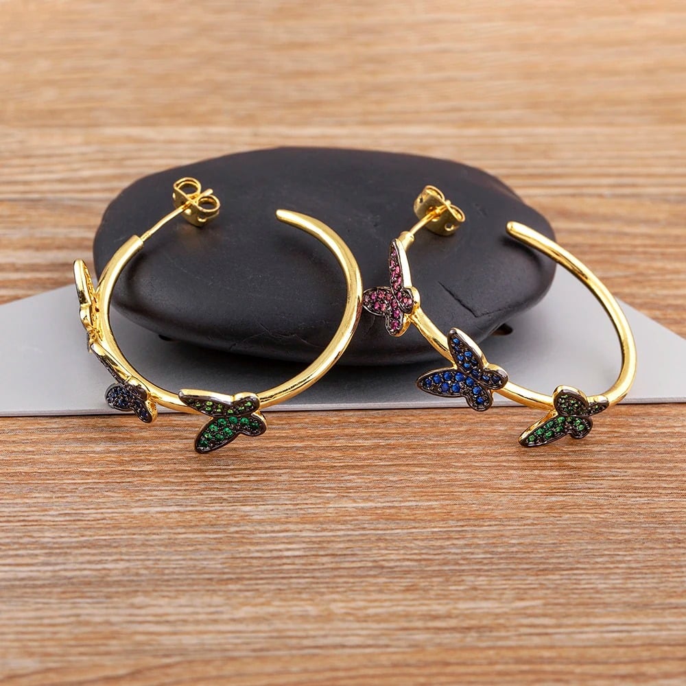 Cercei Marely, aurii, rotunzi, cu model fluturi multicolori - Colectia Boheme