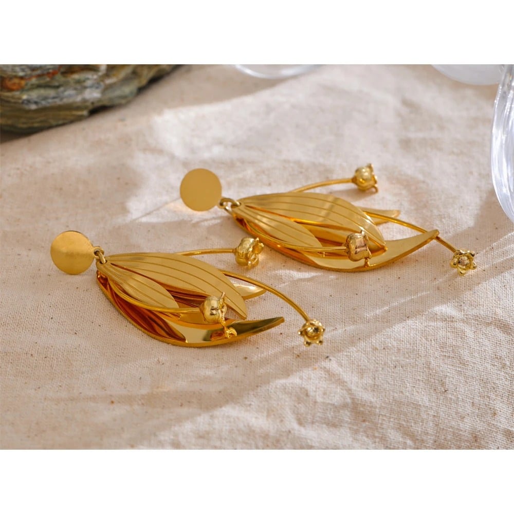 Briar earrings, golden, made of 18K gold-plated stainless steel, with a floral pattern