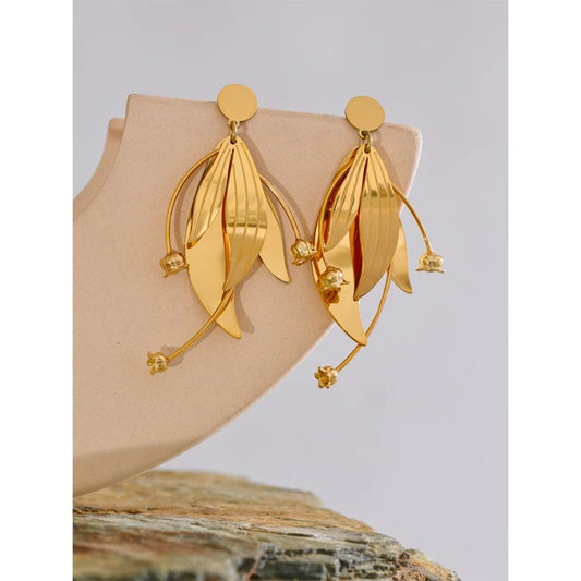 Briar earrings, golden, made of 18K gold-plated stainless steel, with a floral pattern