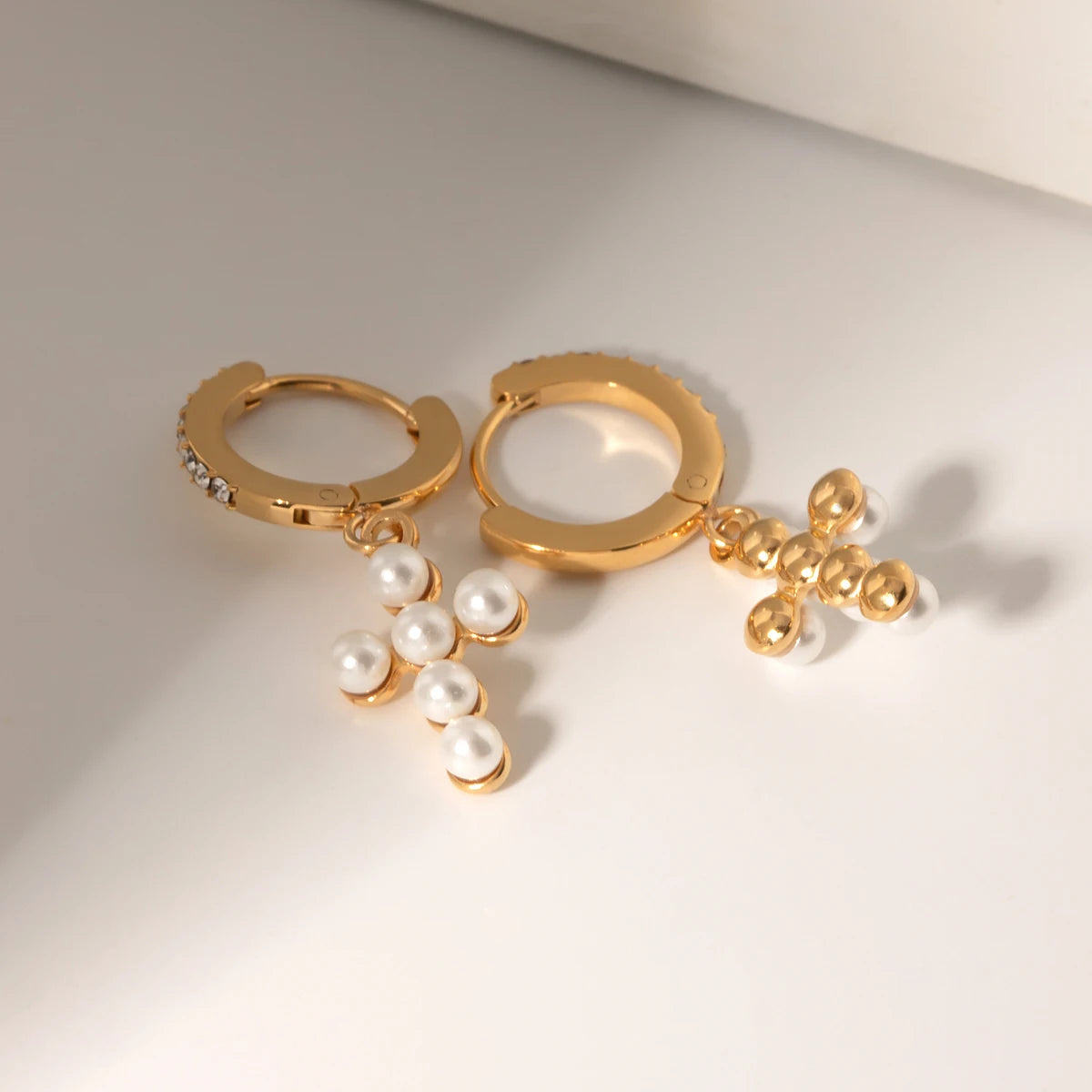 Cercei Maryam, aurii, in forma de cruce, din otel inoxidabil, perle naturale de cultura si zirconiu, placati cu aur 18K - Colectia Universe of Pearls
