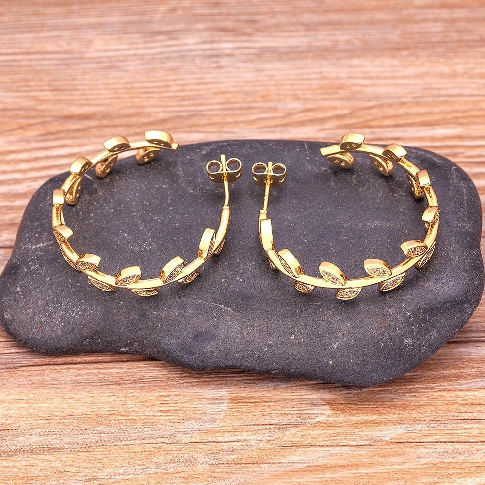 Cercei Estrella, aurii, rotunzi, cu model frunze - Colectia Boheme