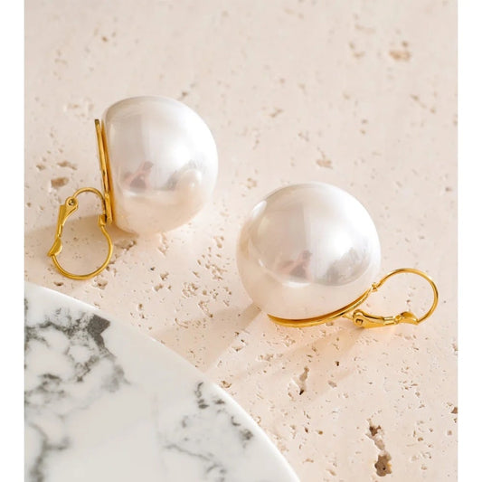 Cercei Rosaleena, aurii, cu perle mari albe, din otel inoxidabil placat cu aur 18K, model retro - Colectia Universe of Pearls