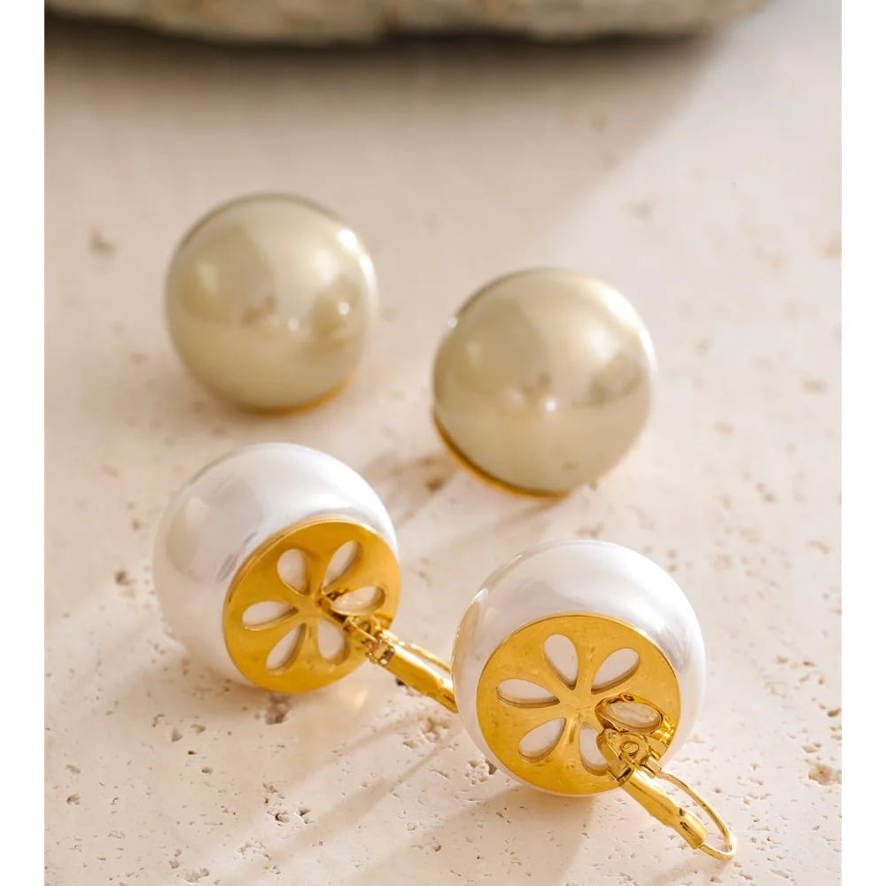 Cercei Rosaleena, aurii, cu perle mari albe, din otel inoxidabil placat cu aur 18K, model retro - Colectia Universe of Pearls