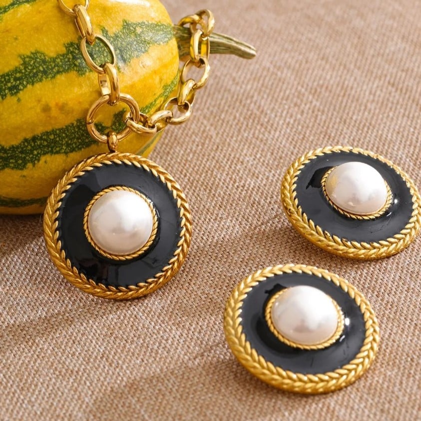 Sandy round gold earrings with pearls and a statement design, made of 18K gold-plated stainless steel - Universe of Pearls Collection