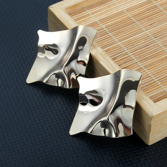 Cercei Laurie, argintii, in forma de romb, cu model texturat