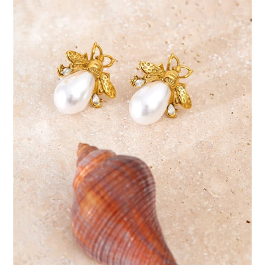 Cercei Queen Bee, aurii, cu perle, din otel inoxidabil placat cu aur 18K, in forma de albina - Colectia Universe of Pearls