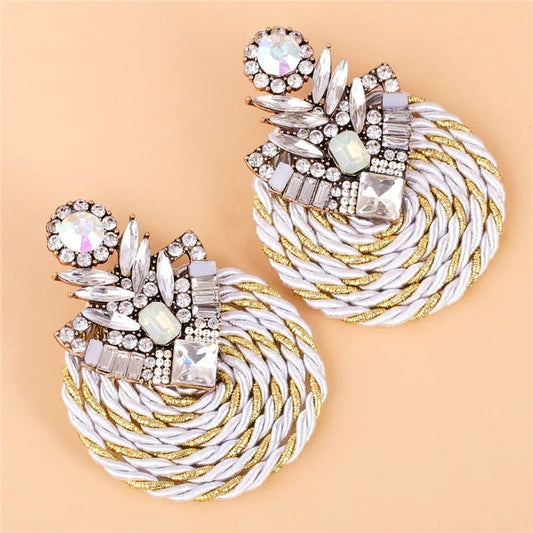 Cercei Orla, rotunzi, alb cu auriu, decorati cu pietre, cu model impletit