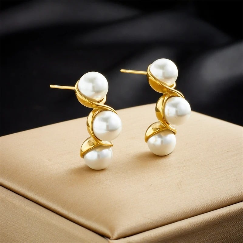 Leia Earrings, golden, with pearls, made of 18K gold plated stainless steel - Parisian Collection