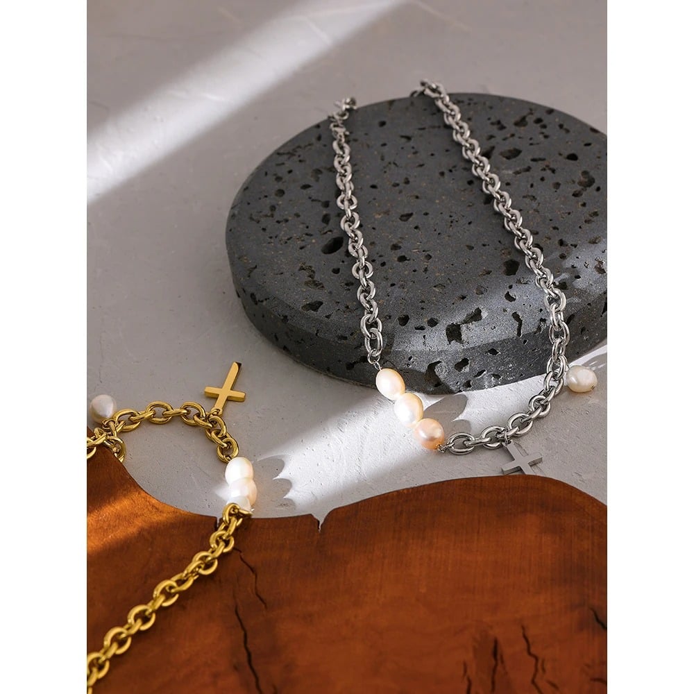 Colier Lacey, auriu, cu pandativ cruce, din otel inoxidabil si perle naturale de cultura, placat cu aur 18K - Colectia Universe of Pearls