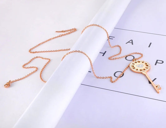 Colier Azalea, auriu rose, din otel inoxidabil placat cu aur 18K, cu pandantiv in forma de cheie - Colectia Parisian