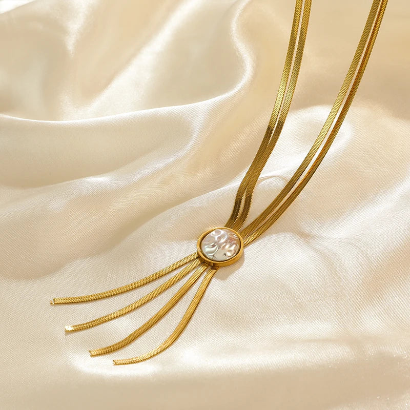 Colier Keira, auriu, cu pandantiv lung cu perla, din otel inoxidabil placat cu aur 18K - Colectia Universe of Pearls