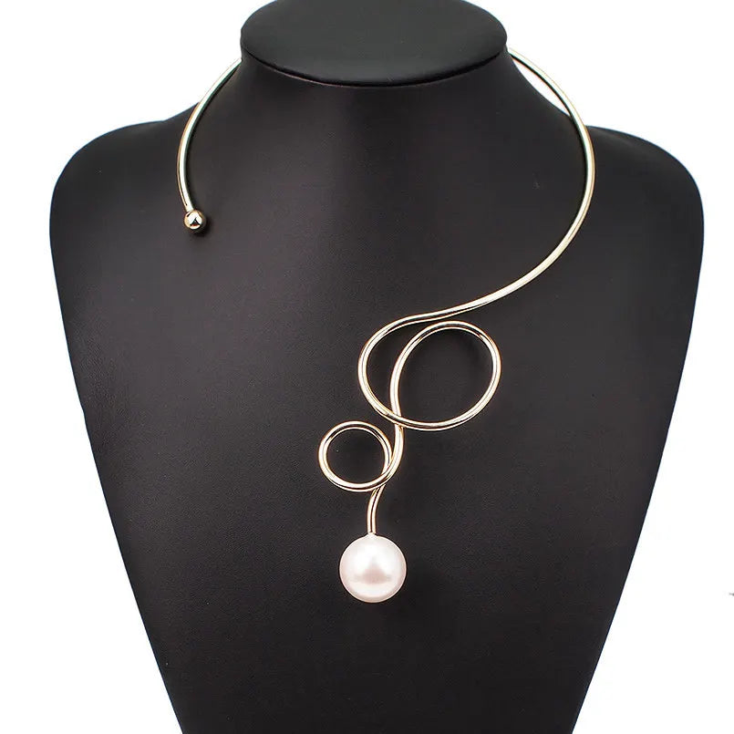 Carley Gold Choker Necklace, decorated with a pearl, bent metal design, adjustable - Universe of Pearls Collection