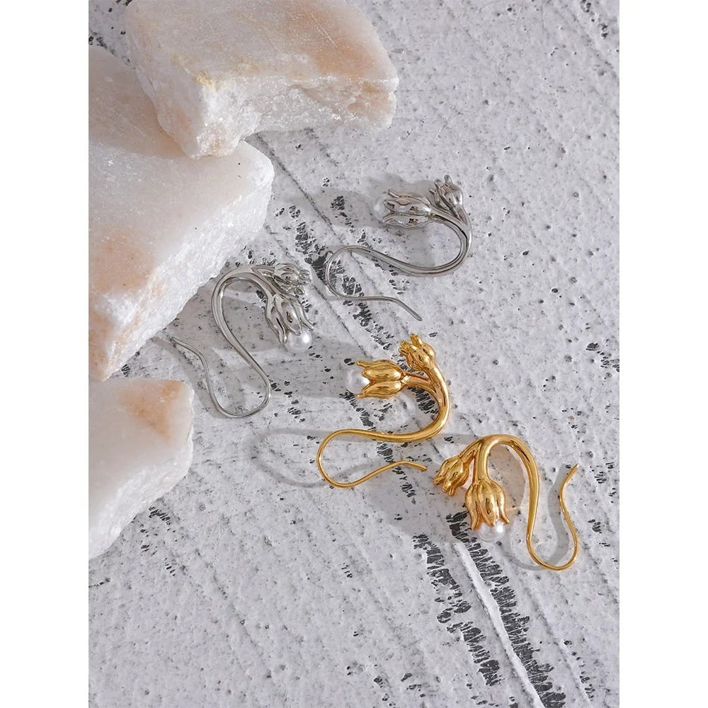 Tulip Earrings, gold, with pearls, made of 18K gold-plated stainless steel, in the shape of a tulip