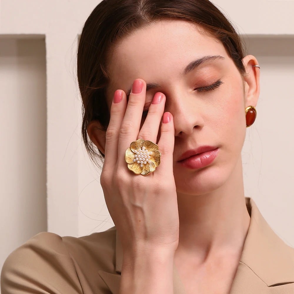 Erie Ring, gold, flower-shaped, with pearls, made of 18K gold-plated stainless steel - Universe of Pearls Collection