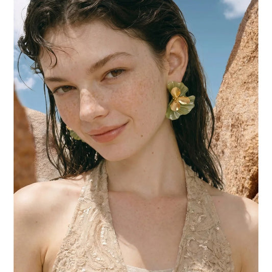 Cercei Feeria, auriu cu verde, cu model floral, din otel inoxidabil placat cu aur 18K - Colectia Floral Paradise