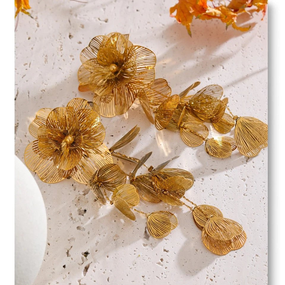 Cercei Carmella, lungi, aurii, din inox placat cu aur 18K, cu model floral statement - Colectia Glamour