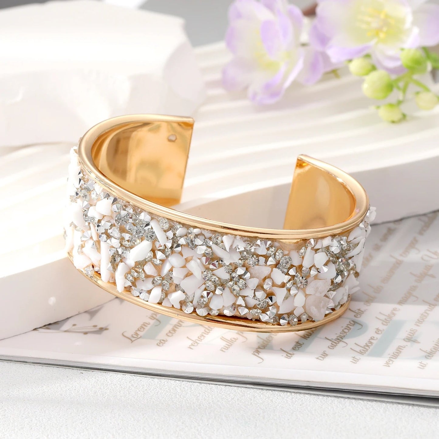 Bratara Amarilla, aurie, tip cuff, cu cristale albe si pietre argintii, reglabila