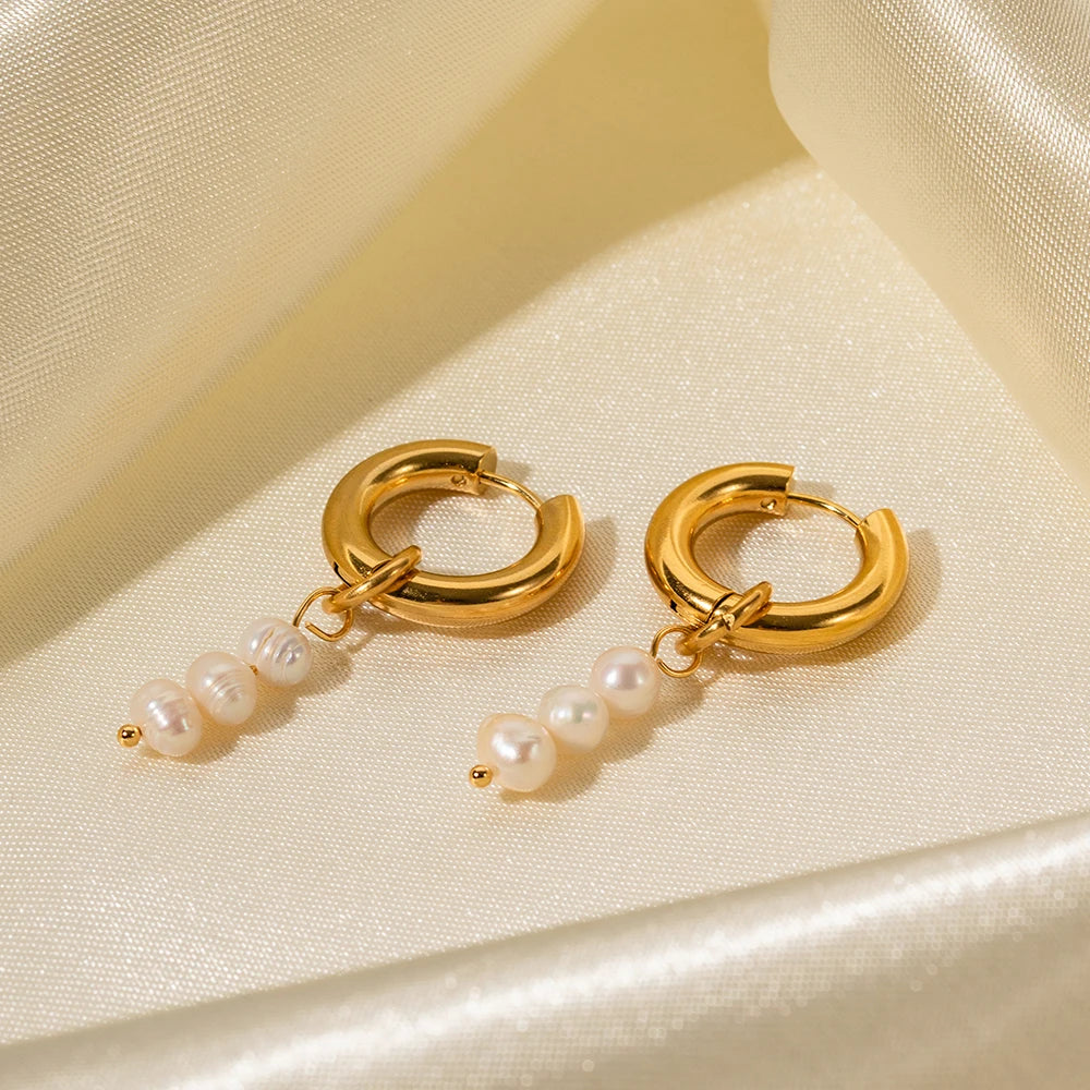 Cercei Gaia, aurii, lungi, din otel inoxidabil si perle naturale de cultura, placati cu aur 18K - Colectia Universe of Pearls