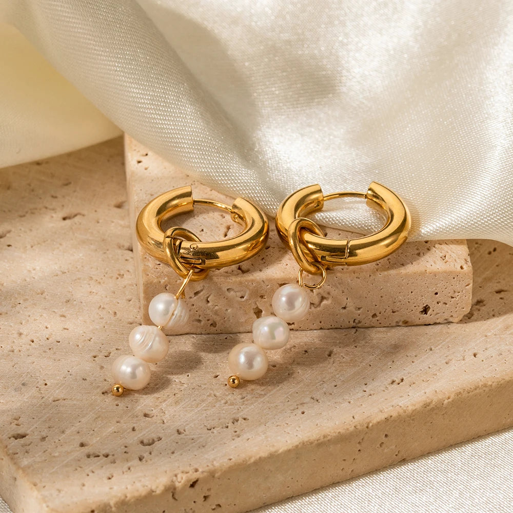 Cercei Gaia, aurii, lungi, din otel inoxidabil si perle naturale de cultura, placati cu aur 18K - Colectia Universe of Pearls