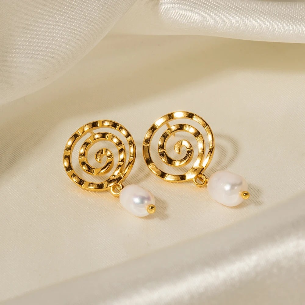 Cercei Lisa, aurii, cu model spirala, din otel inoxidabil si perle naturale de cultura, placati cu aur 18K - Colectia Universe of Pearls