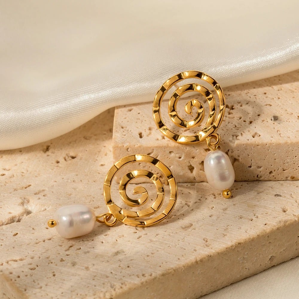 Cercei Lisa, aurii, cu model spirala, din otel inoxidabil si perle naturale de cultura, placati cu aur 18K - Colectia Universe of Pearls