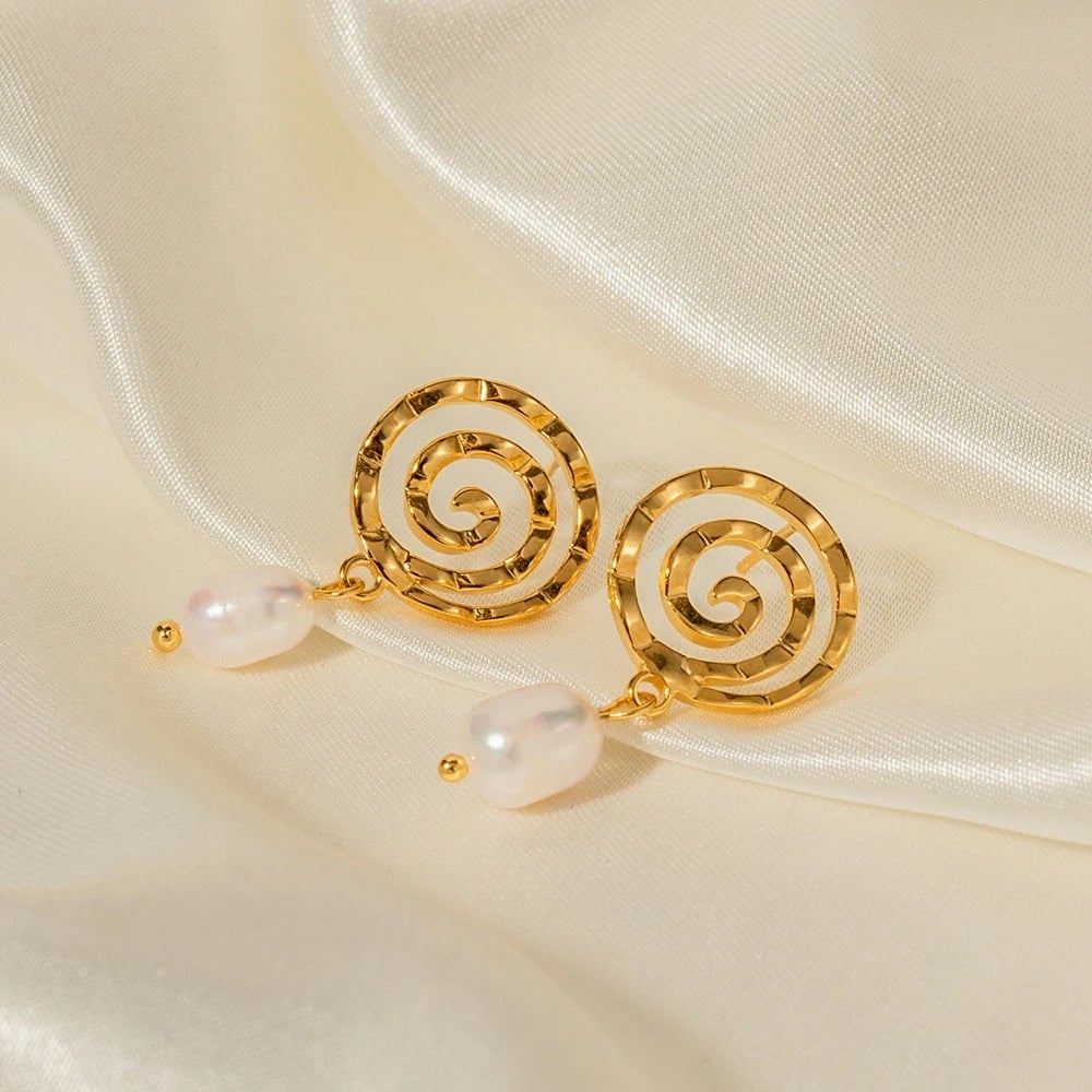 Cercei Lisa, aurii, cu model spirala, din otel inoxidabil si perle naturale de cultura, placati cu aur 18K - Colectia Universe of Pearls