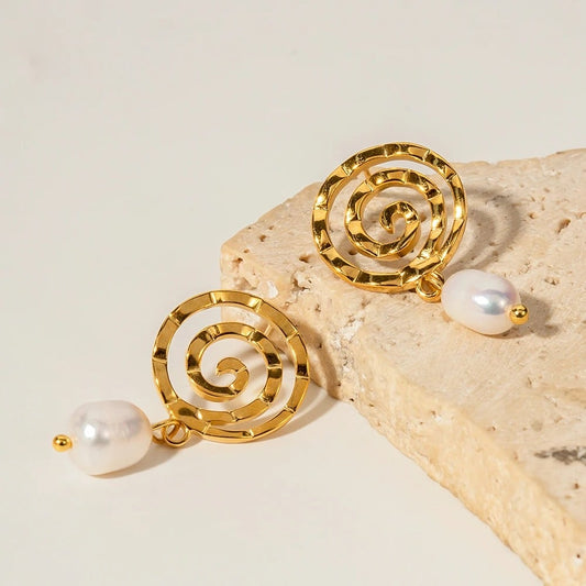 Cercei Lisa, aurii, cu model spirala, din otel inoxidabil si perle naturale de cultura, placati cu aur 18K - Colectia Universe of Pearls