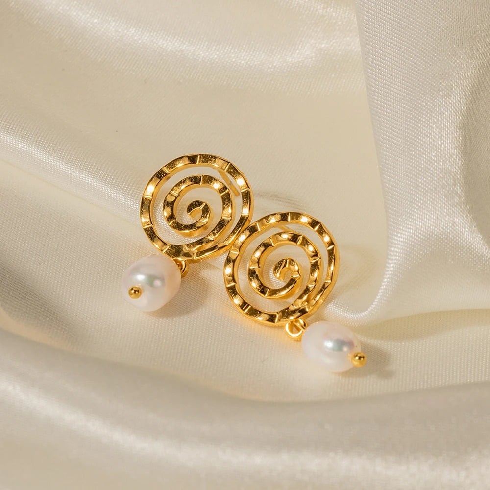 Cercei Lisa, aurii, cu model spirala, din otel inoxidabil si perle naturale de cultura, placati cu aur 18K - Colectia Universe of Pearls