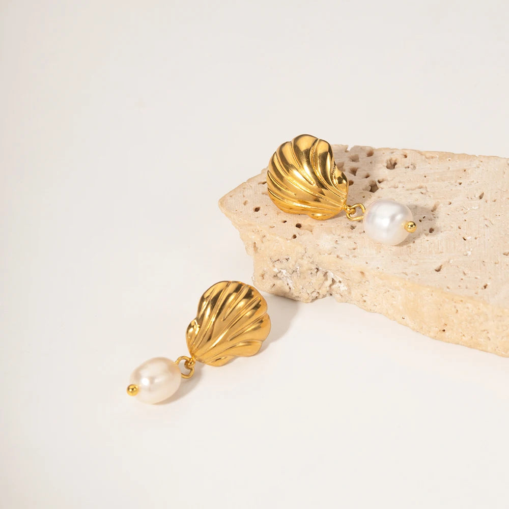 Cercei Davina, aurii, din otel inoxidabil si perle naturale de cultura, placati cu aur 18K, model scoica - Colectia Universe of Pearls