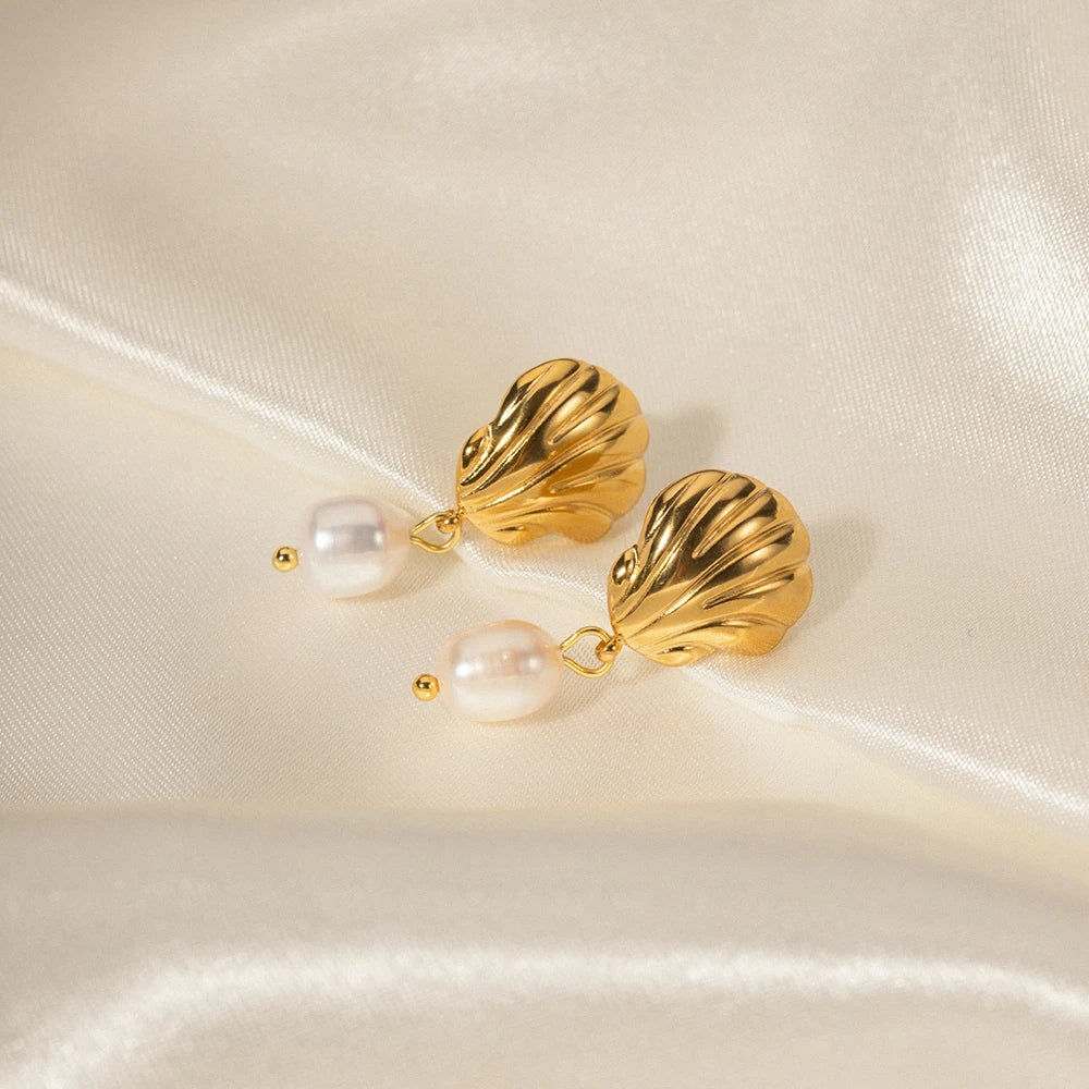 Cercei Davina, aurii, din otel inoxidabil si perle naturale de cultura, placati cu aur 18K, model scoica - Colectia Universe of Pearls