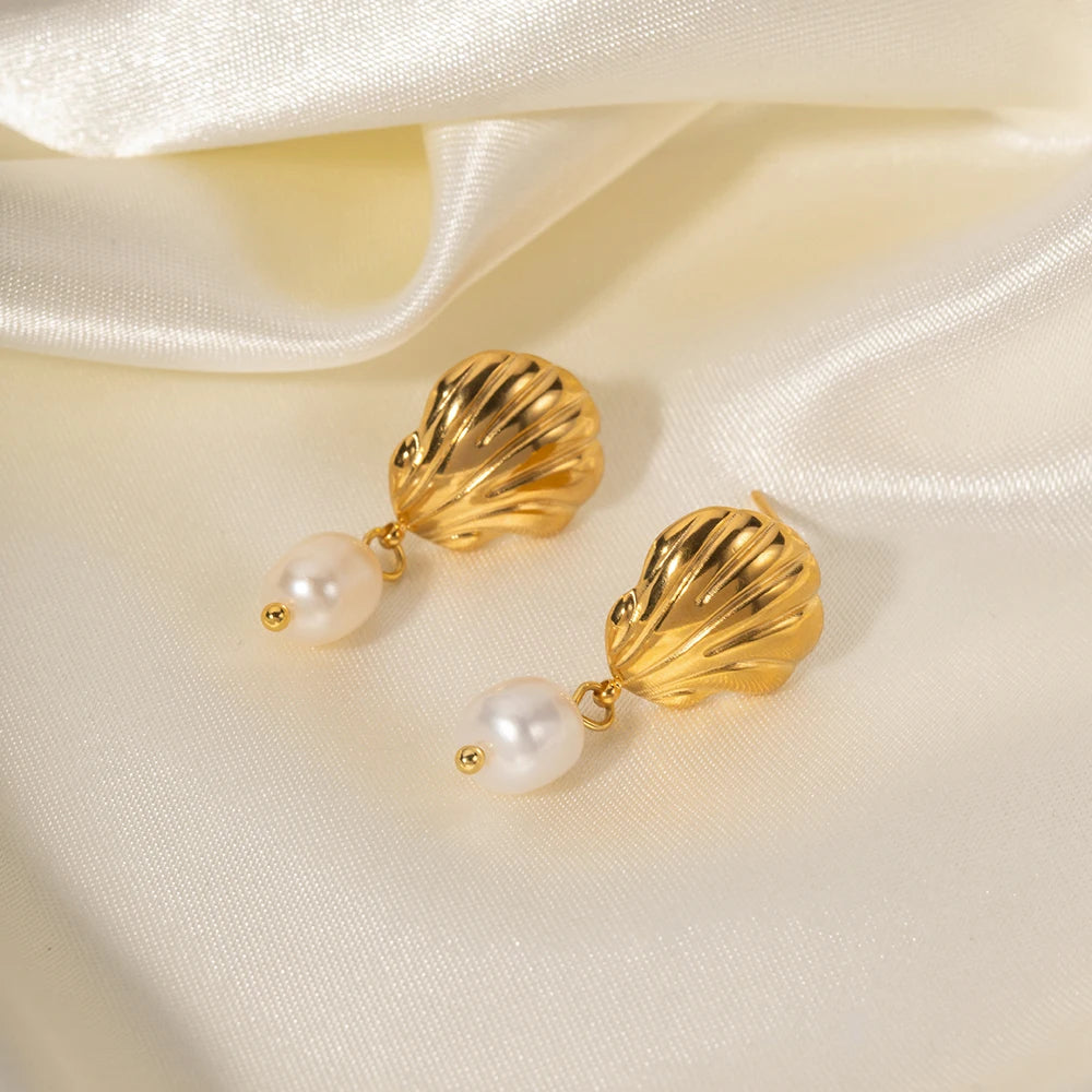 Cercei Davina, aurii, din otel inoxidabil si perle naturale de cultura, placati cu aur 18K, model scoica - Colectia Universe of Pearls