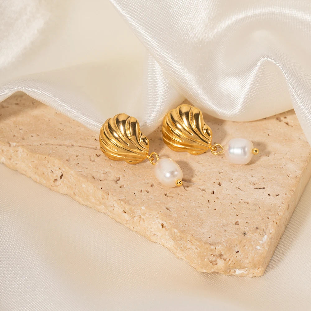 Cercei Davina, aurii, din otel inoxidabil si perle naturale de cultura, placati cu aur 18K, model scoica - Colectia Universe of Pearls