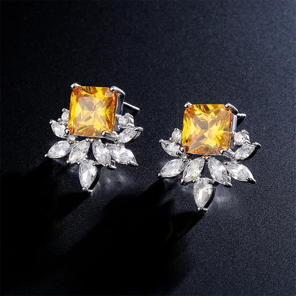 Cercei Yessenia, argintii, cu piatra galbena, tip stud, decorati cu zirconiu