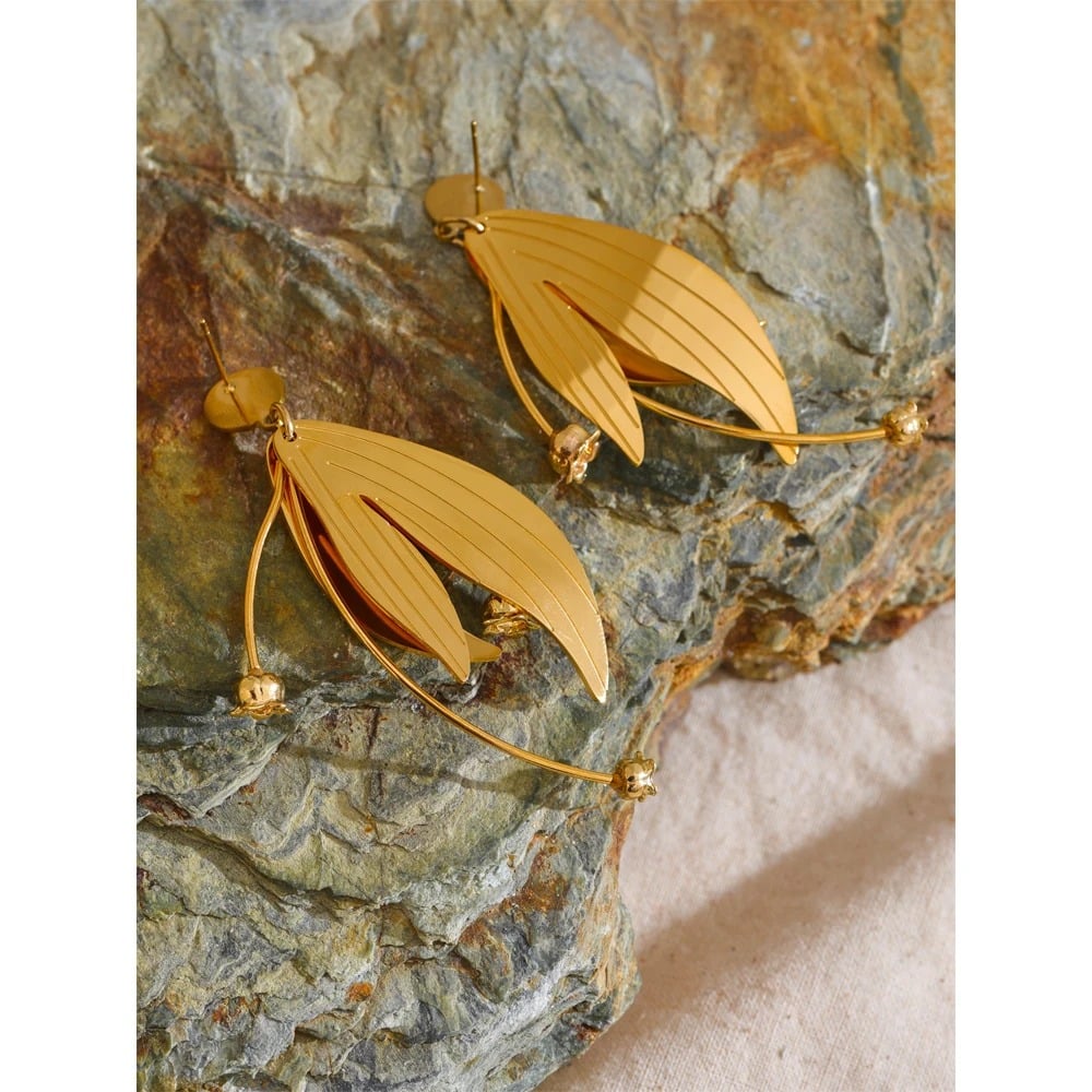 Briar earrings, golden, made of 18K gold-plated stainless steel, with a floral pattern