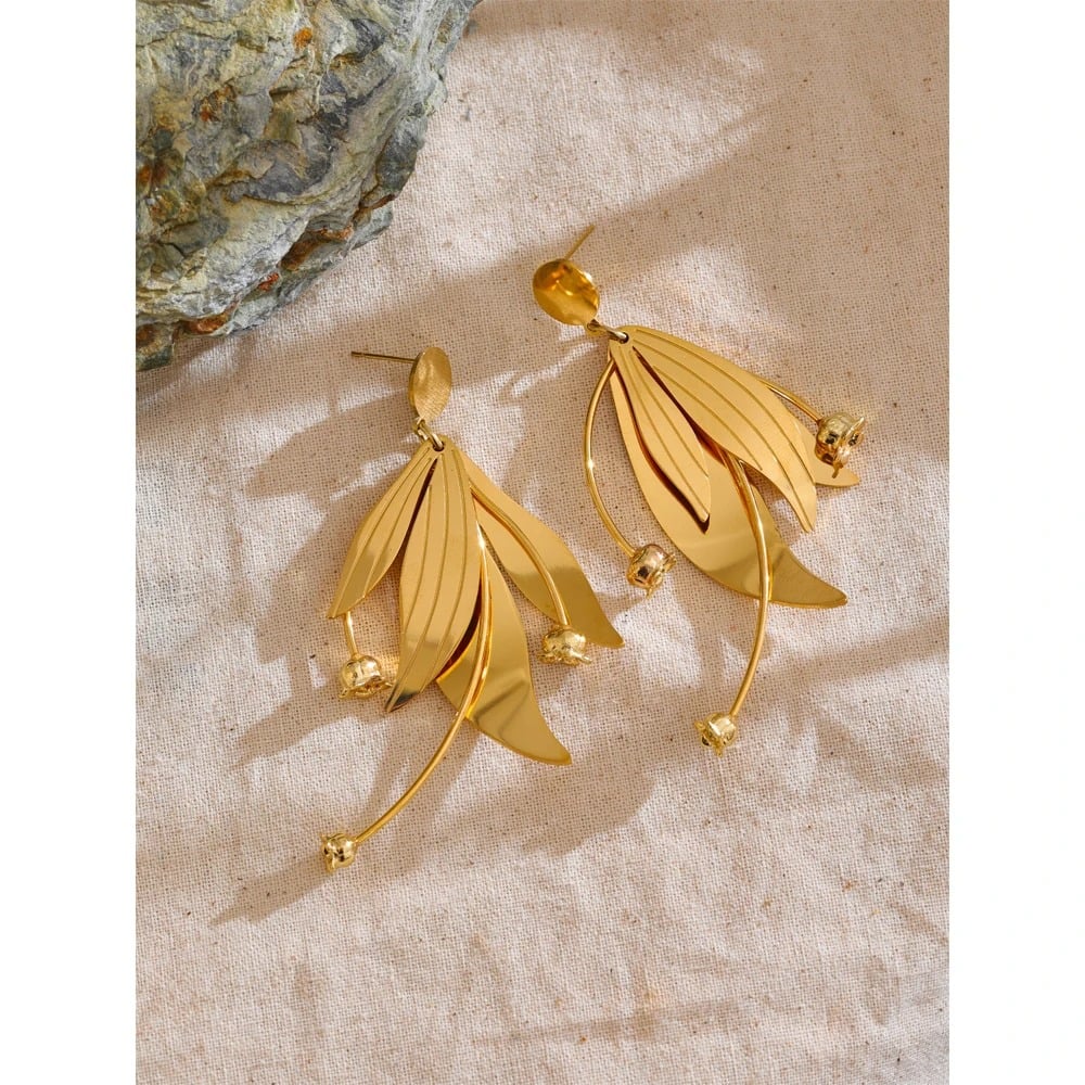 Briar earrings, golden, made of 18K gold-plated stainless steel, with a floral pattern