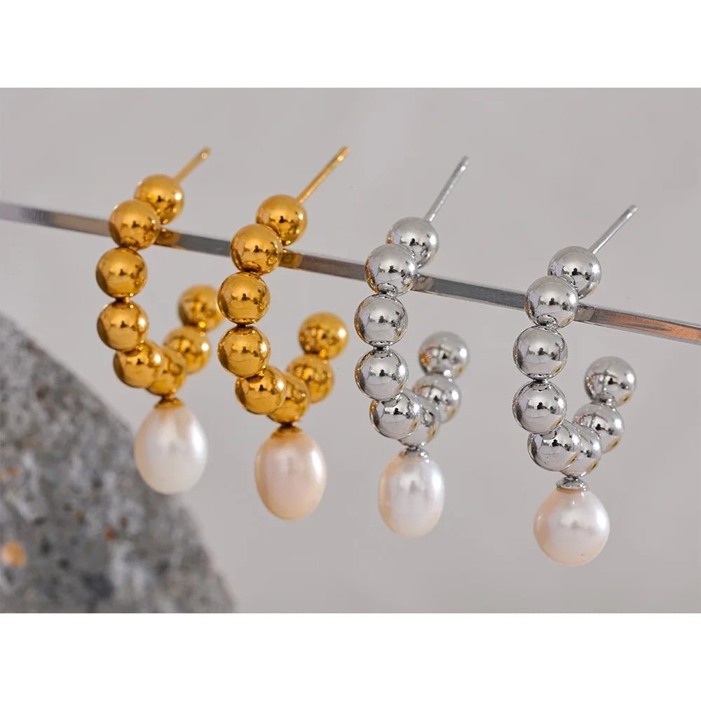 Cercei Hayden, rotunzi, aurii, din otel inoxidabil si perle, placati cu aur 18K - Colectia Universe of Pearls