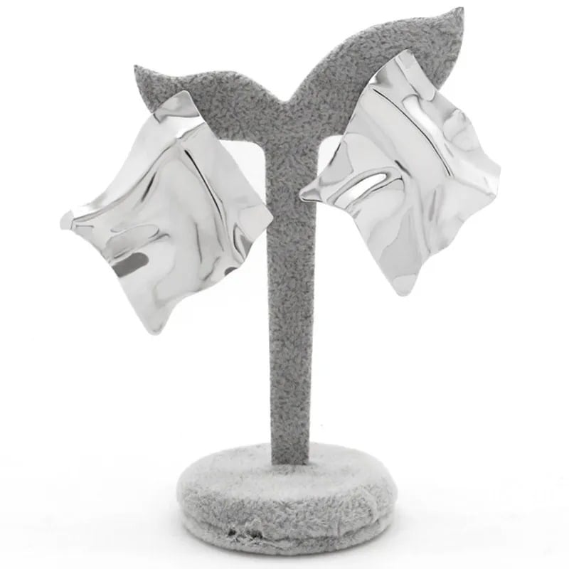 Cercei Laurie, argintii, in forma de romb, cu model texturat