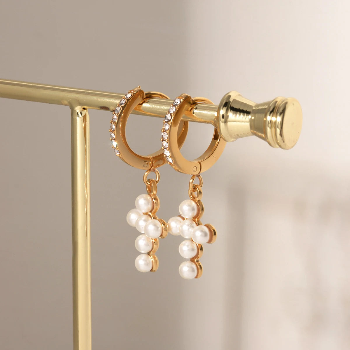 Cercei Maryam, aurii, in forma de cruce, din otel inoxidabil, perle naturale de cultura si zirconiu, placati cu aur 18K - Colectia Universe of Pearls