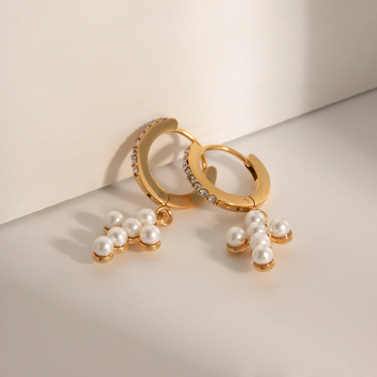 Cercei Maryam, aurii, in forma de cruce, din otel inoxidabil, perle naturale de cultura si zirconiu, placati cu aur 18K - Colectia Universe of Pearls