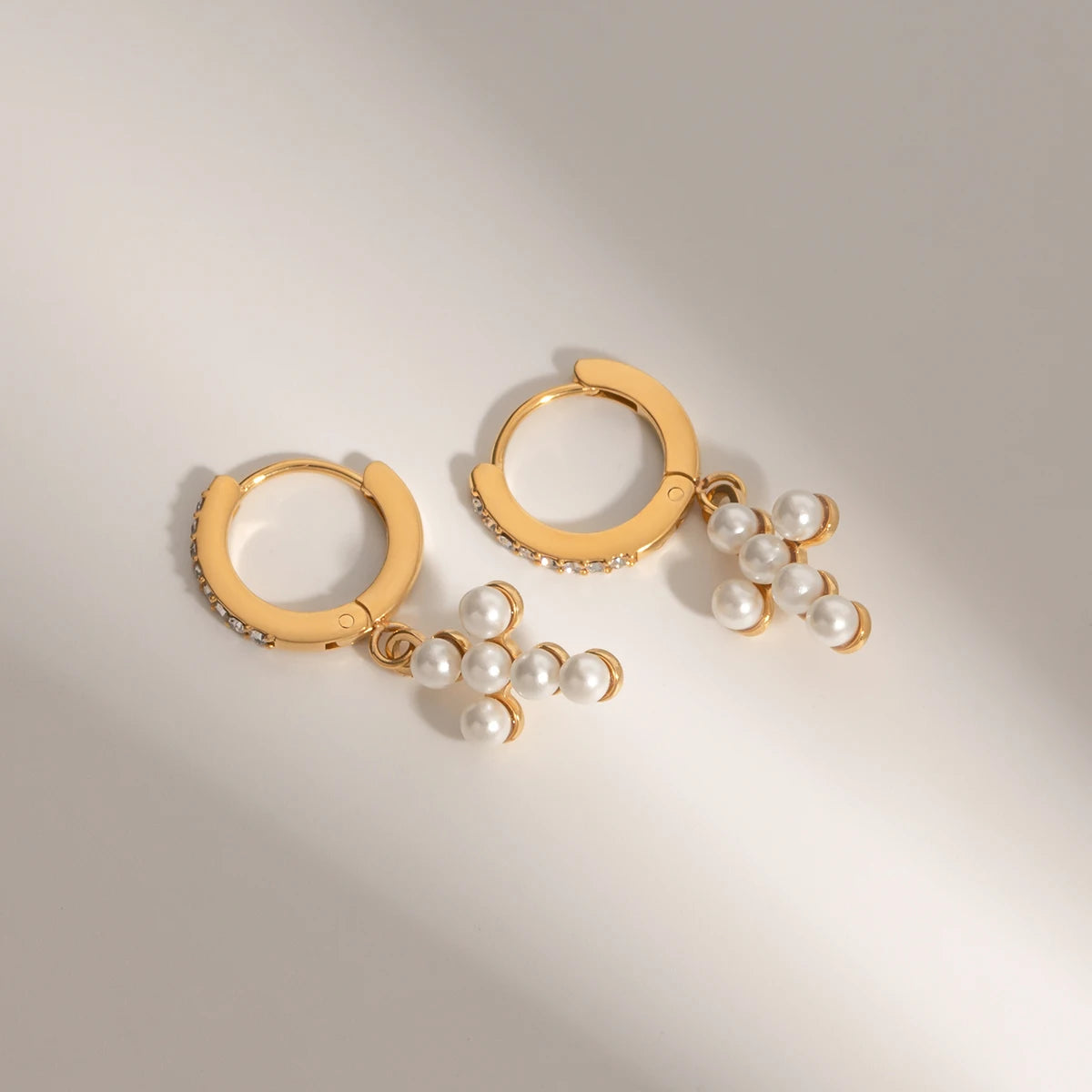 Cercei Maryam, aurii, in forma de cruce, din otel inoxidabil, perle naturale de cultura si zirconiu, placati cu aur 18K - Colectia Universe of Pearls