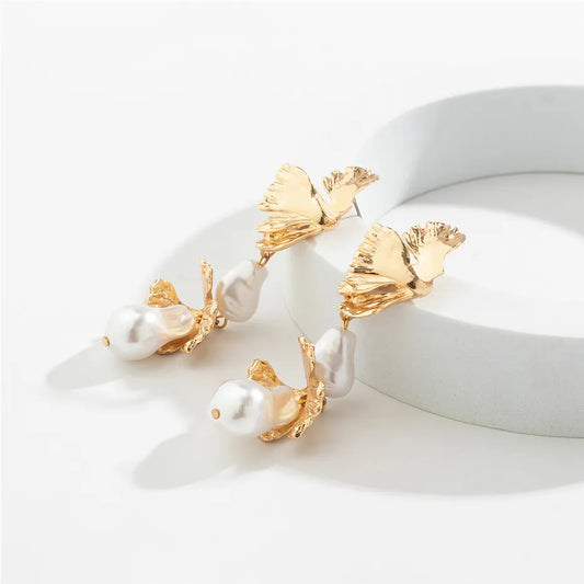 Cercei Patricia, aurii, lungi, decorati cu perle - Colectia Universe of Pearls