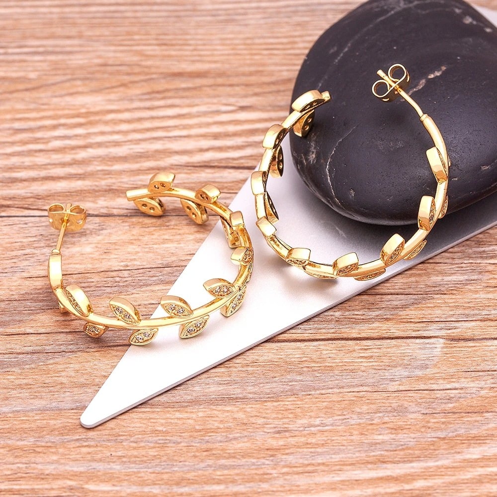 Cercei Estrella, aurii, rotunzi, cu model frunze - Colectia Boheme