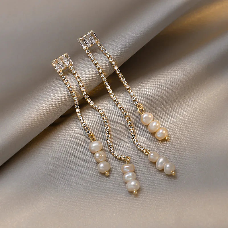 Cercei Rosalie, lungi, aurii, din otel inoxidabil, perle naturale si zirconiu, placati cu aur 18K - Colectia Universe of Pearls
