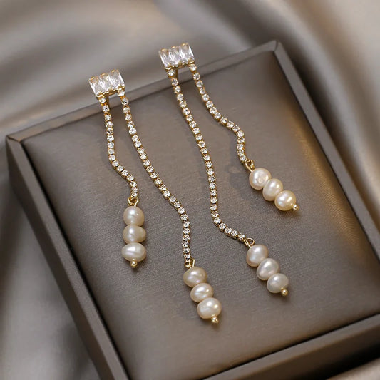 Cercei Rosalie, lungi, aurii, din otel inoxidabil, perle naturale si zirconiu, placati cu aur 18K - Colectia Universe of Pearls