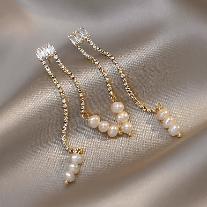 Cercei Rosalie, lungi, aurii, din otel inoxidabil, perle naturale si zirconiu, placati cu aur 18K - Colectia Universe of Pearls