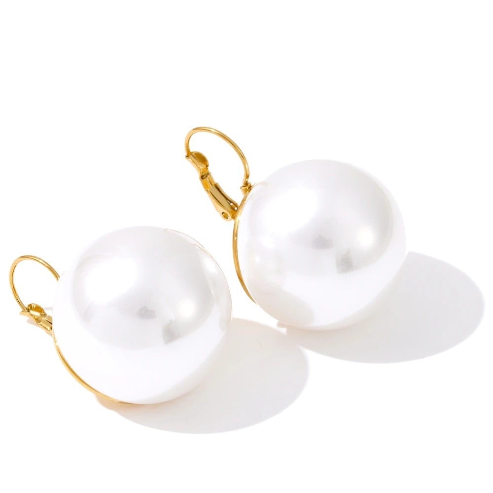 Cercei Rosaleena, aurii, cu perle mari albe, din otel inoxidabil placat cu aur 18K, model retro - Colectia Universe of Pearls