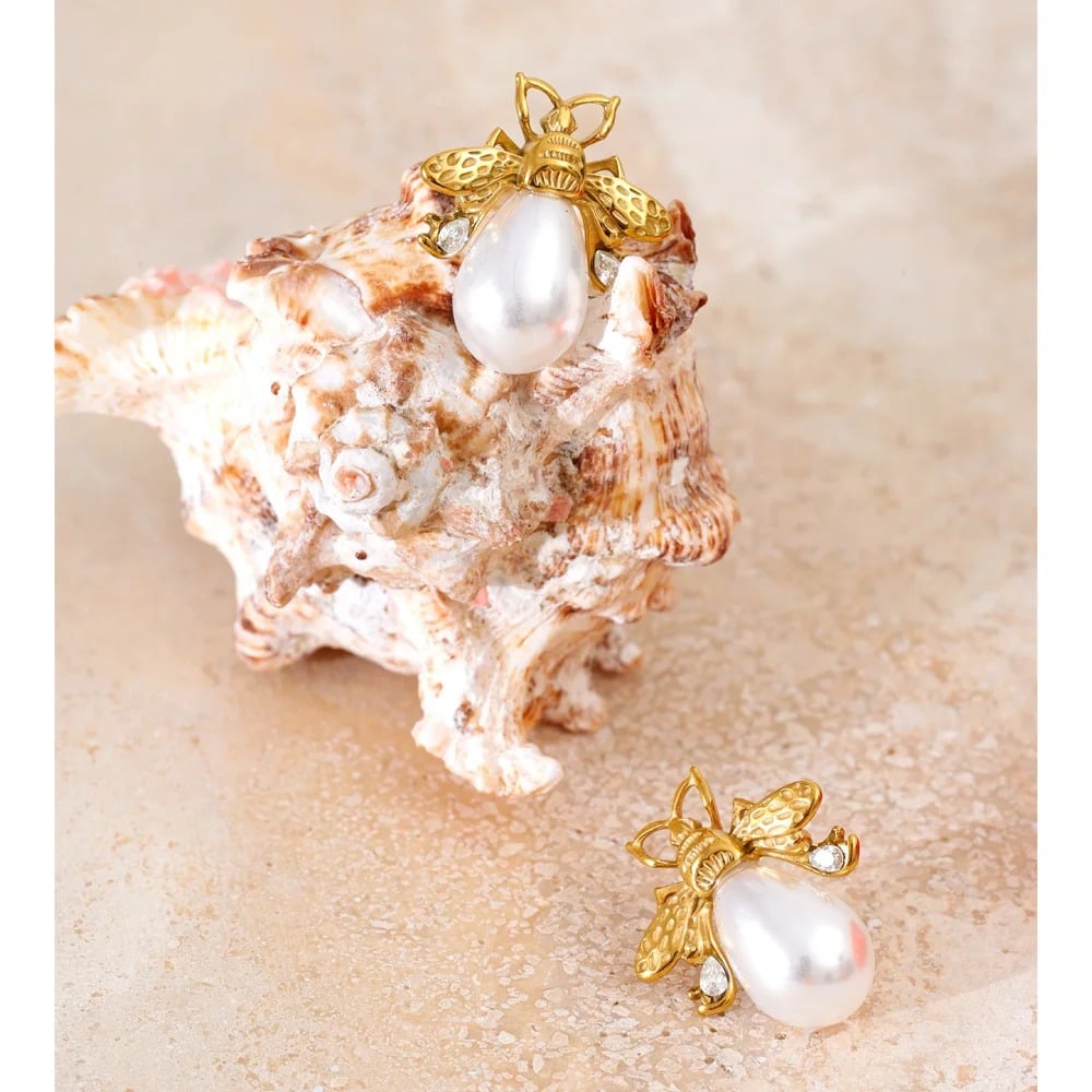 Queen Bee Earrings, gold, with pearls, made of 18K gold-plated stainless steel, in the shape of a bee - Universe of Pearls Collection