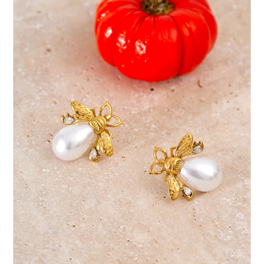 Queen Bee Earrings, gold, with pearls, made of 18K gold-plated stainless steel, in the shape of a bee - Universe of Pearls Collection